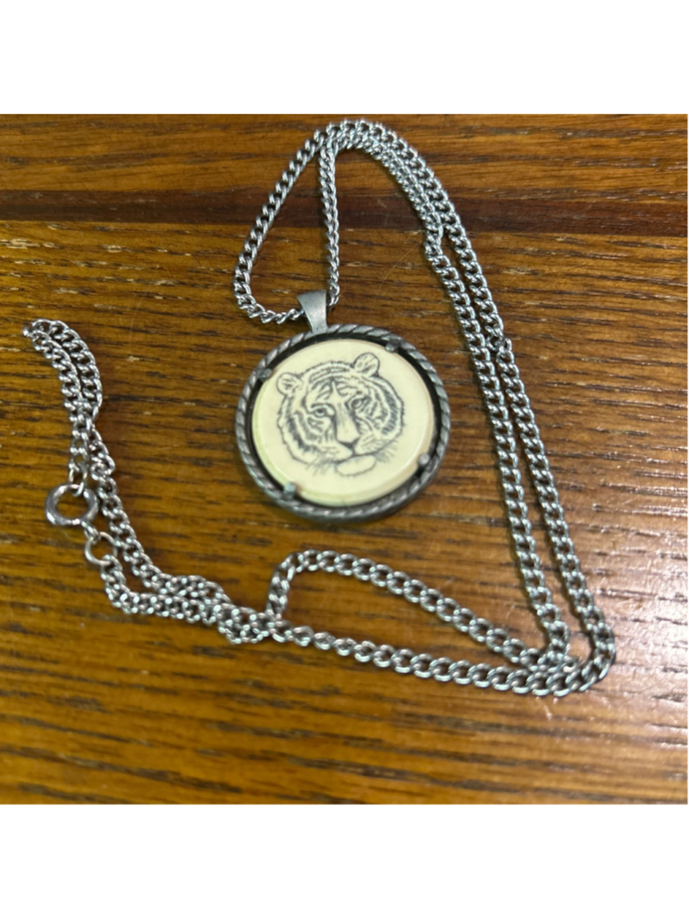 Women's 1979 Avon Bengal Tiger pendant necklace 18” chain